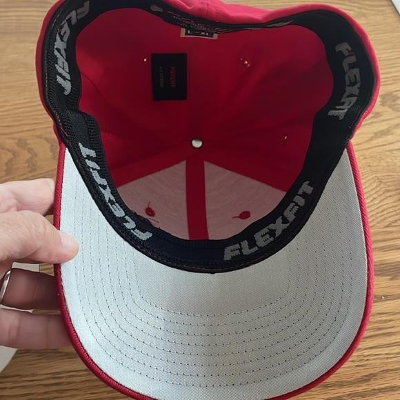 Flex fit adult baseball style hat/cap L-XL-NEW red w/skull embroidered artwork - Picture 9 of 12